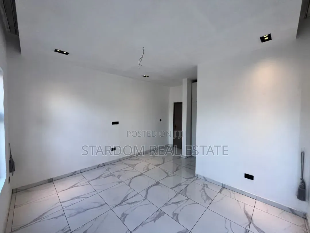 3bdrm Bungalow in Ashaley Botwe, School Junction for rent in School Junction