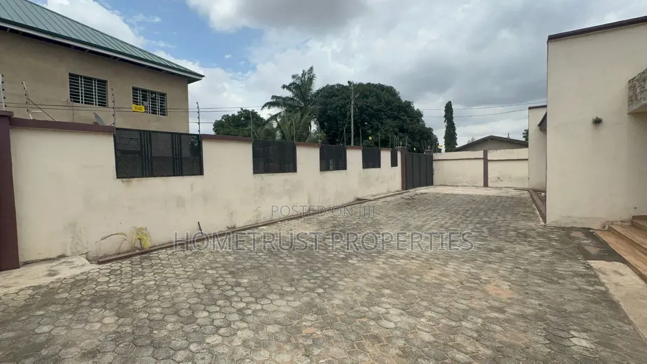 6bdrm House in Achimota Mile 7 for sale in Mile 7