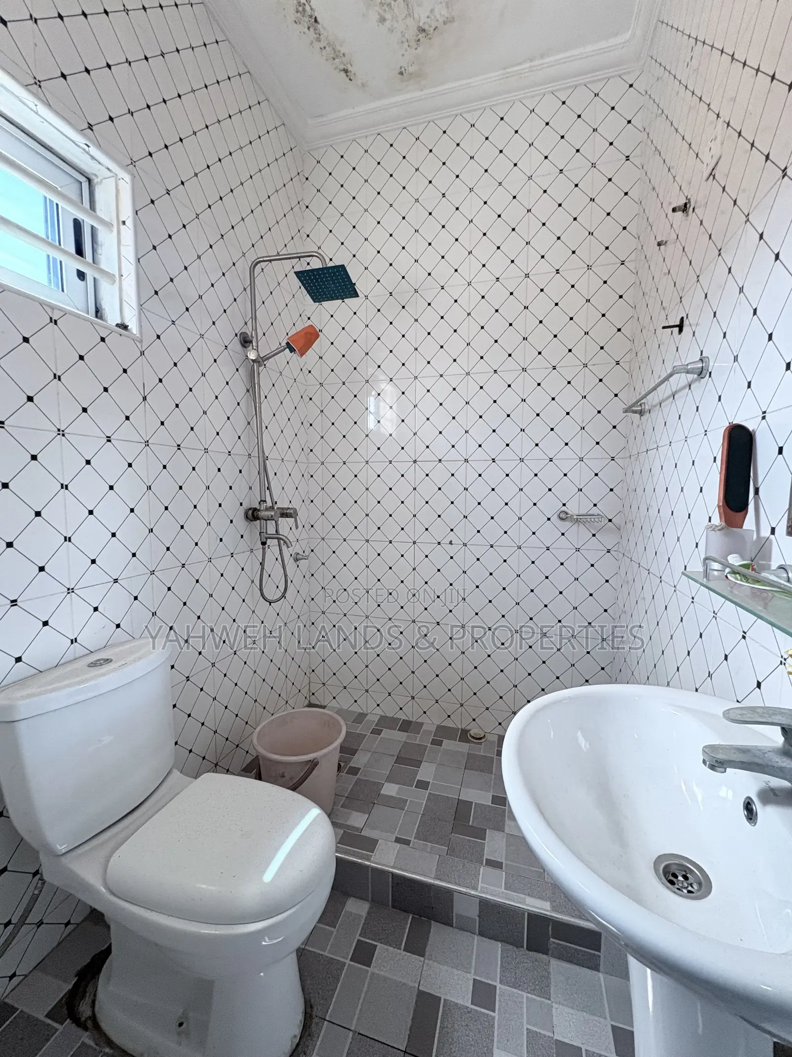 3bdrm House in Community 18 Block, Spintex for rent in Spintex