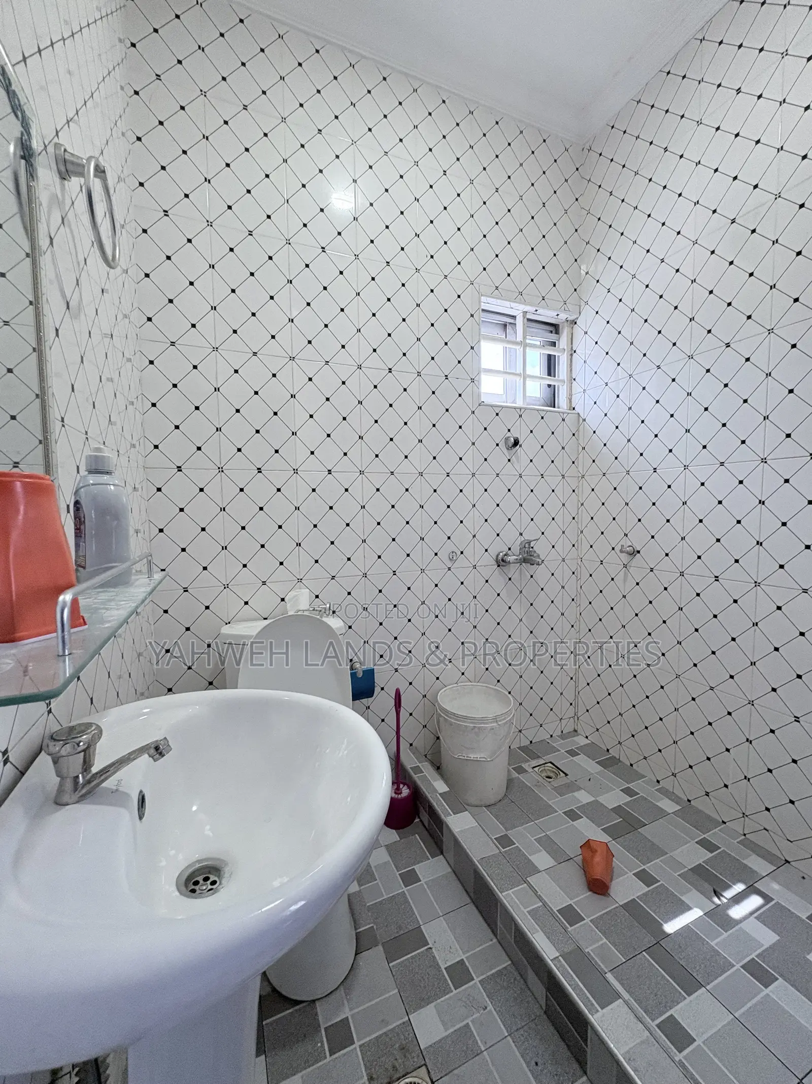 3bdrm House in Community 18 Block, Spintex for rent in Spintex