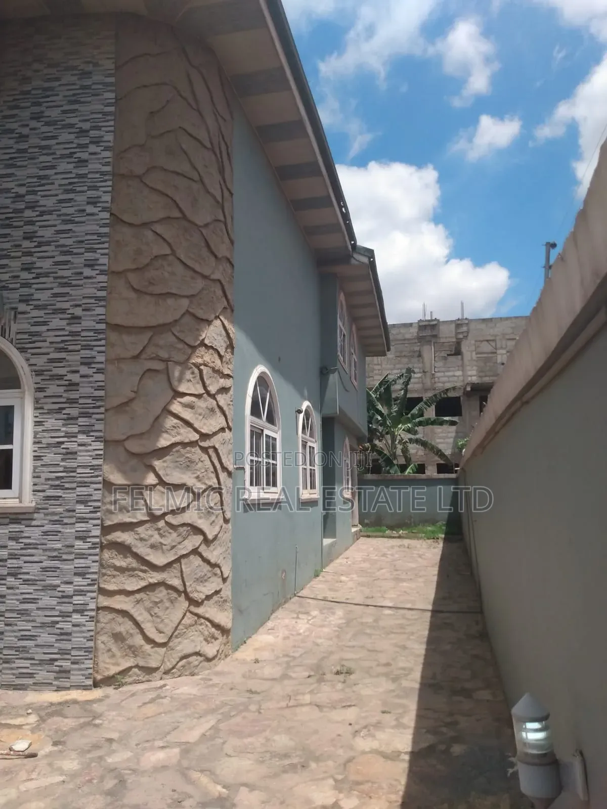4bdrm Duplex in Kwabenya Abuom, Accra Metropolitan for sale in Accra Metropolitan