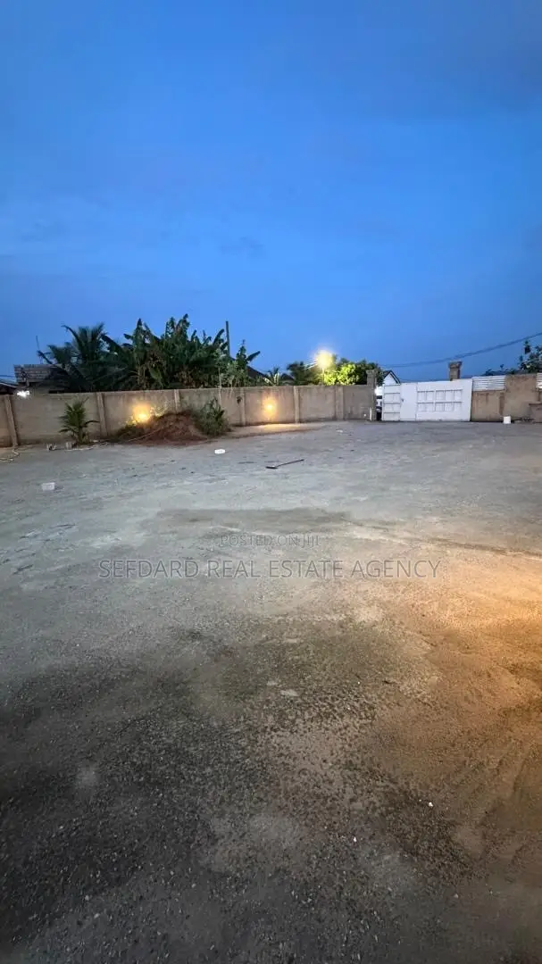 Furnished 6bdrm House in Sefdard Properties, Amasaman for sale in Amasaman
