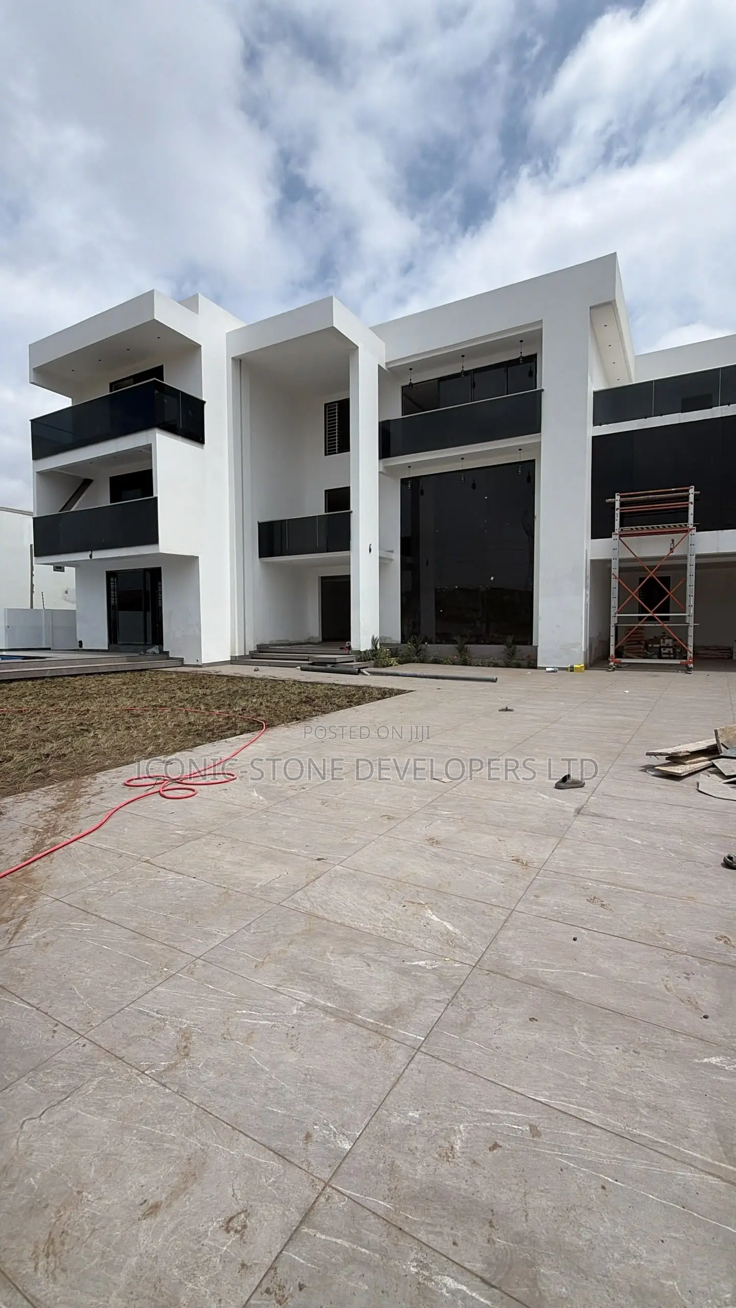 8bdrm Mansion in Adjiringanor, Adjiriganor for sale in Adjiriganor