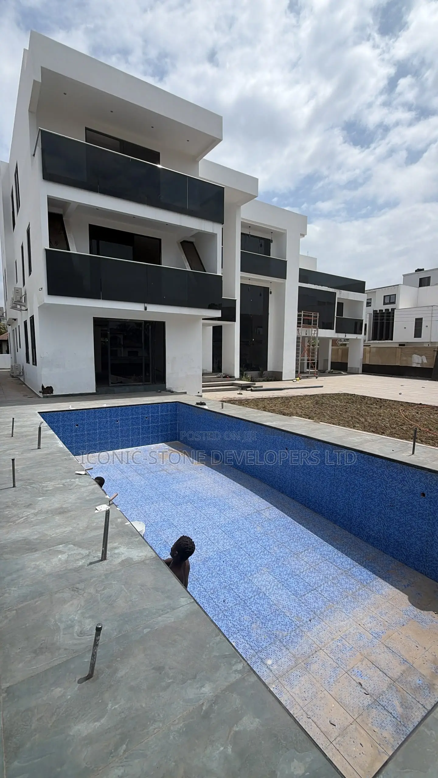 8bdrm Mansion in Adjiringanor, Adjiriganor for sale in Adjiriganor