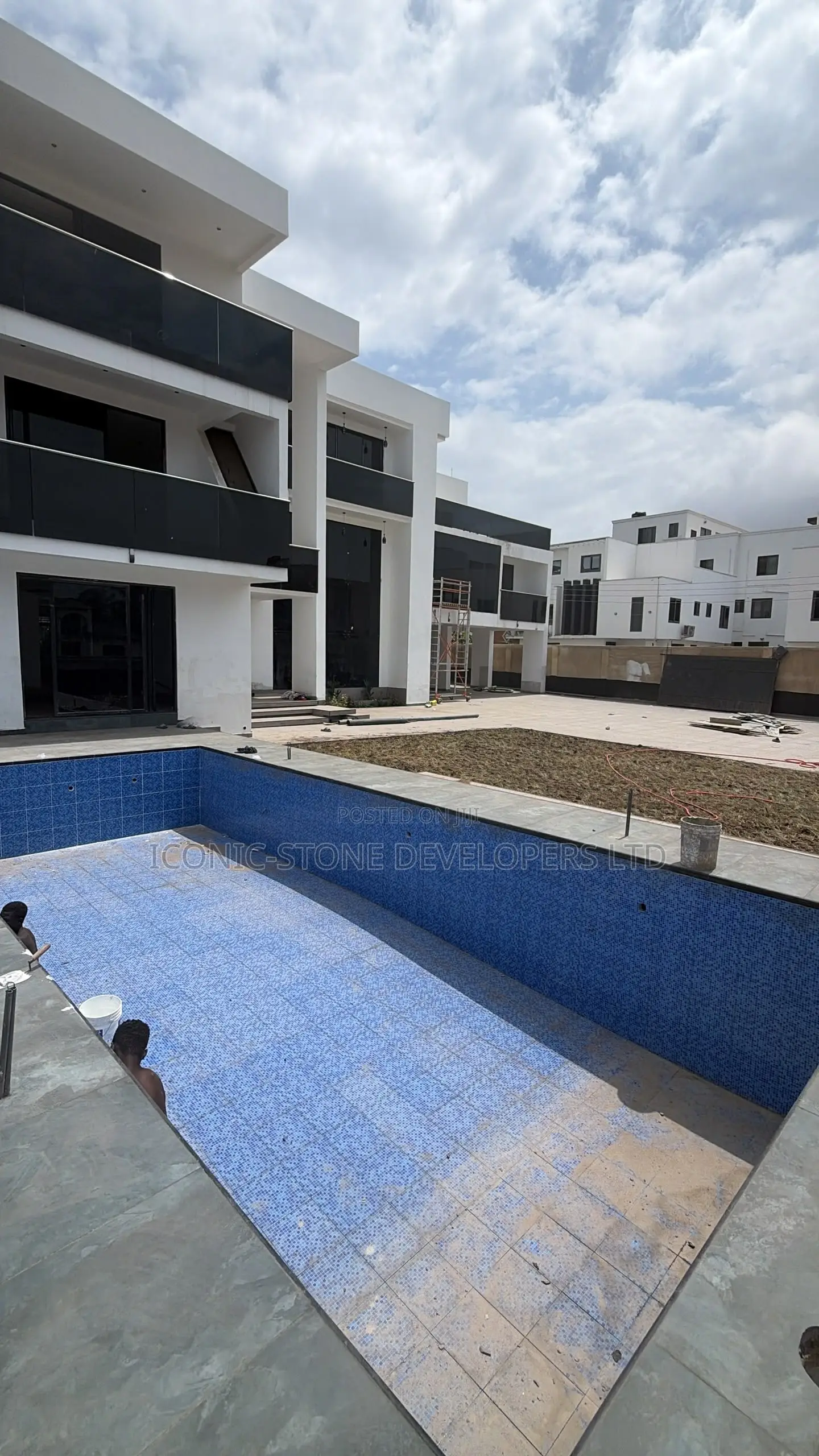8bdrm Mansion in Adjiringanor, Adjiriganor for sale in Adjiriganor