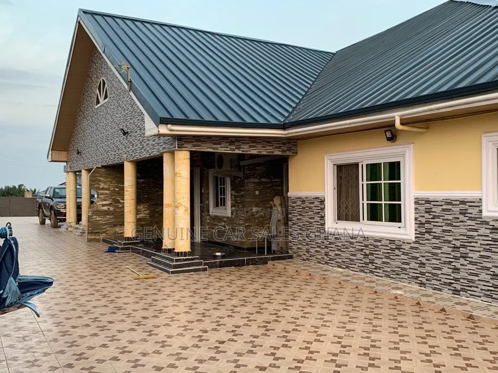 6bdrm Block of Flats in Apowa Estate, Takoradi for sale in Takoradi