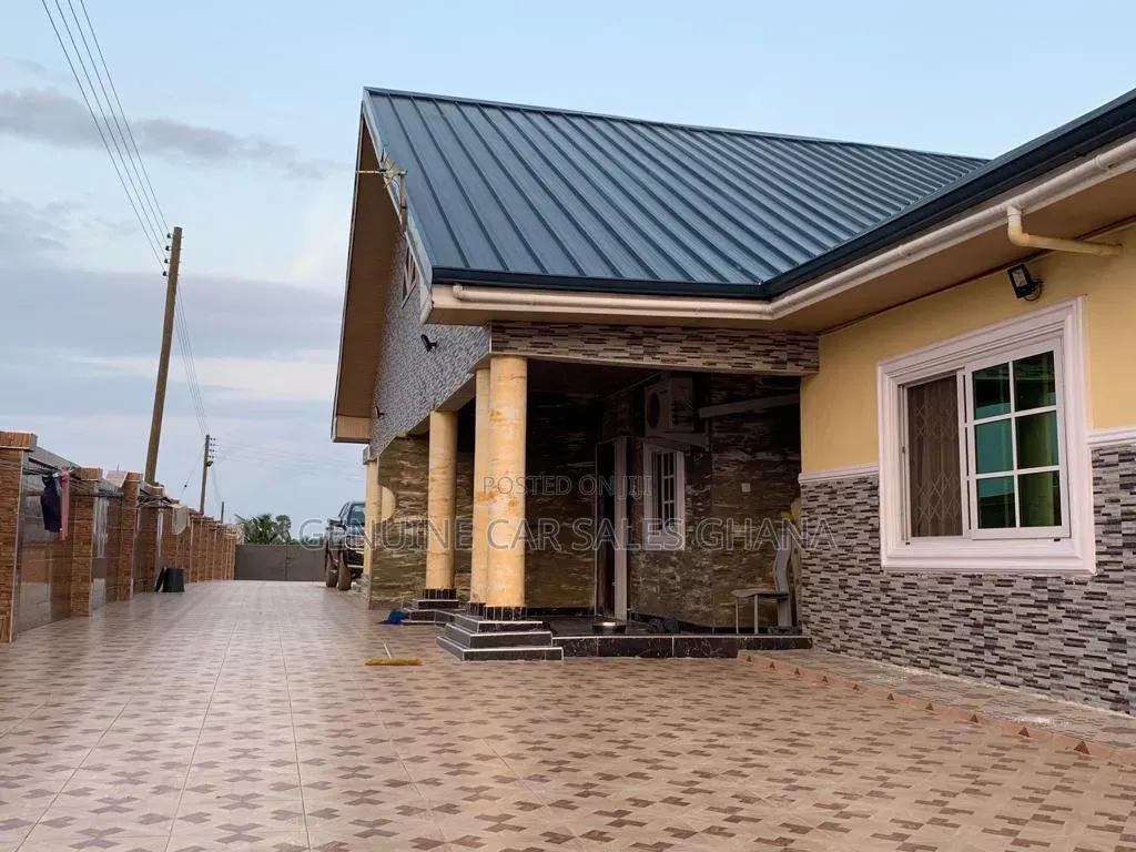 6bdrm Block of Flats in Apowa Estate, Takoradi for sale in Takoradi