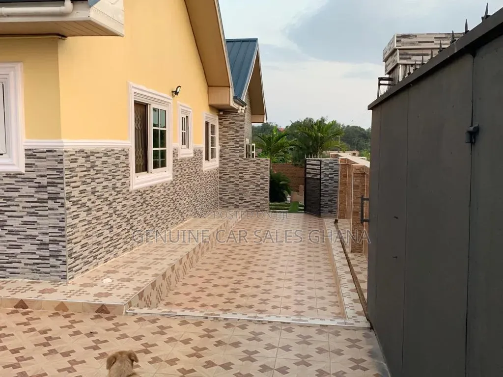 6bdrm Block of Flats in Apowa Estate, Takoradi for sale in Takoradi