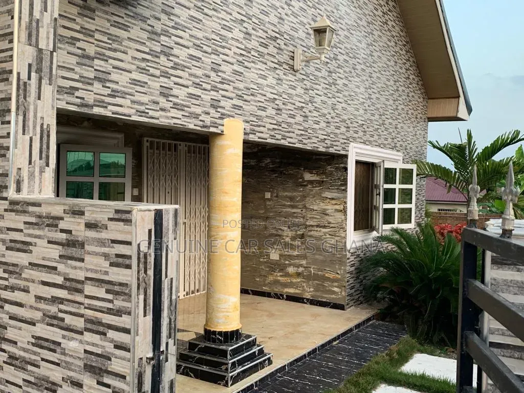 6bdrm Block of Flats in Apowa Estate, Takoradi for sale in Takoradi