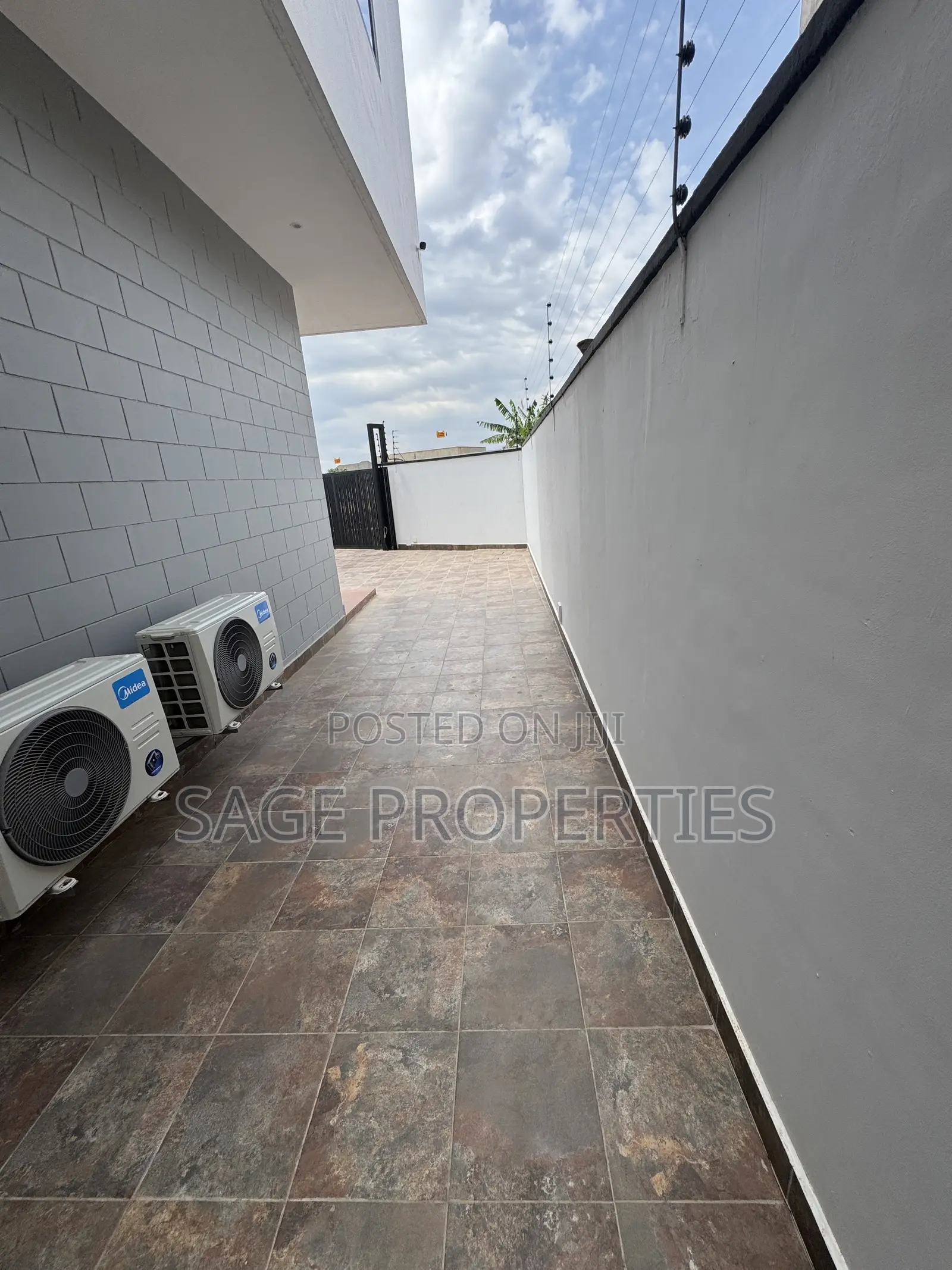 3bdrm Duplex in Manet Junction for sale in Manet Junction