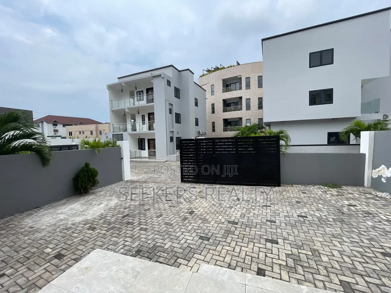 Furnished 4bdrm Townhouse / Terrace in Seekers Realty, Labone SHS Area in Labone SHS Area