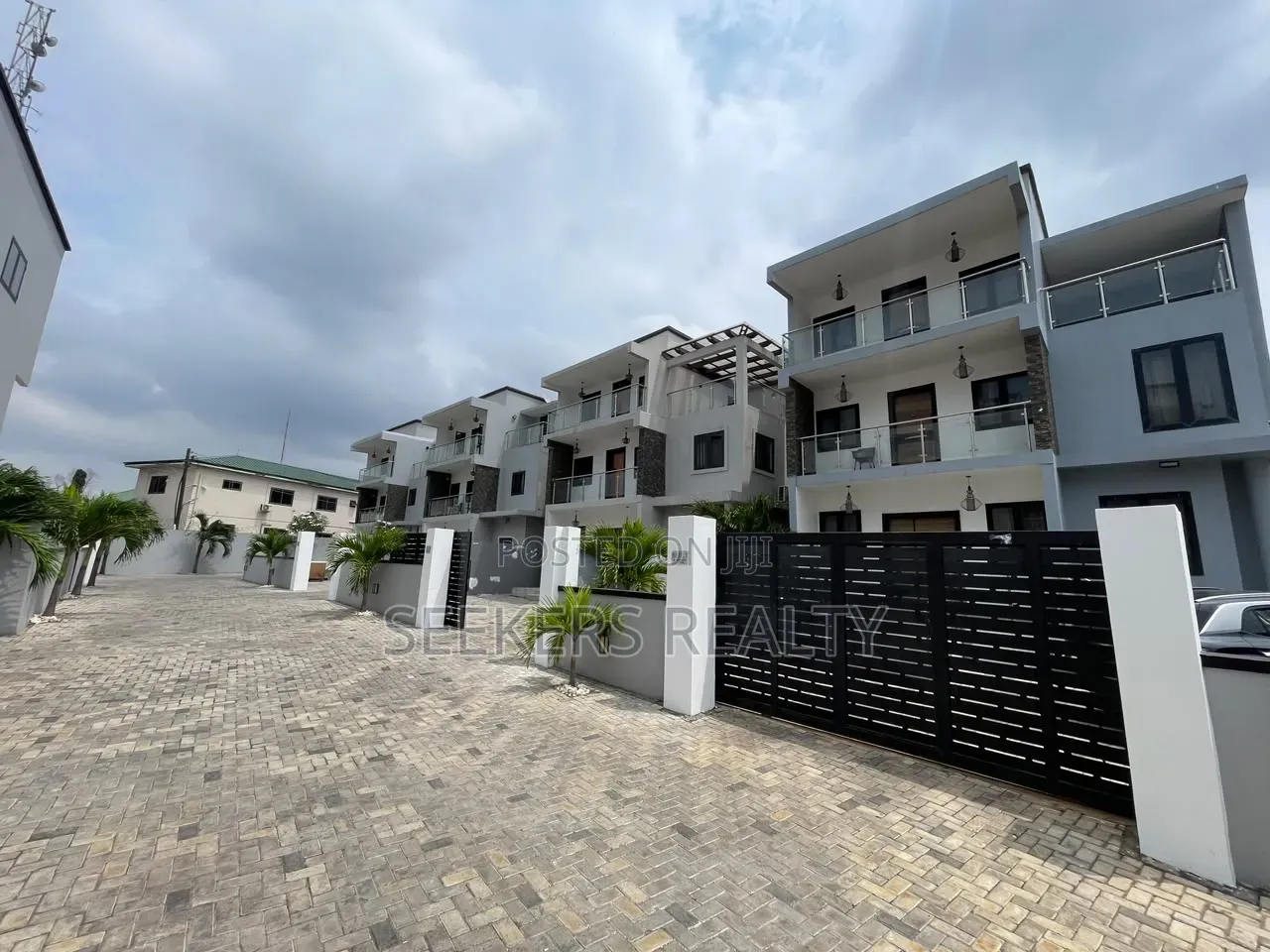 Furnished 4bdrm Townhouse / Terrace in Seekers Realty, Labone SHS Area in Labone SHS Area